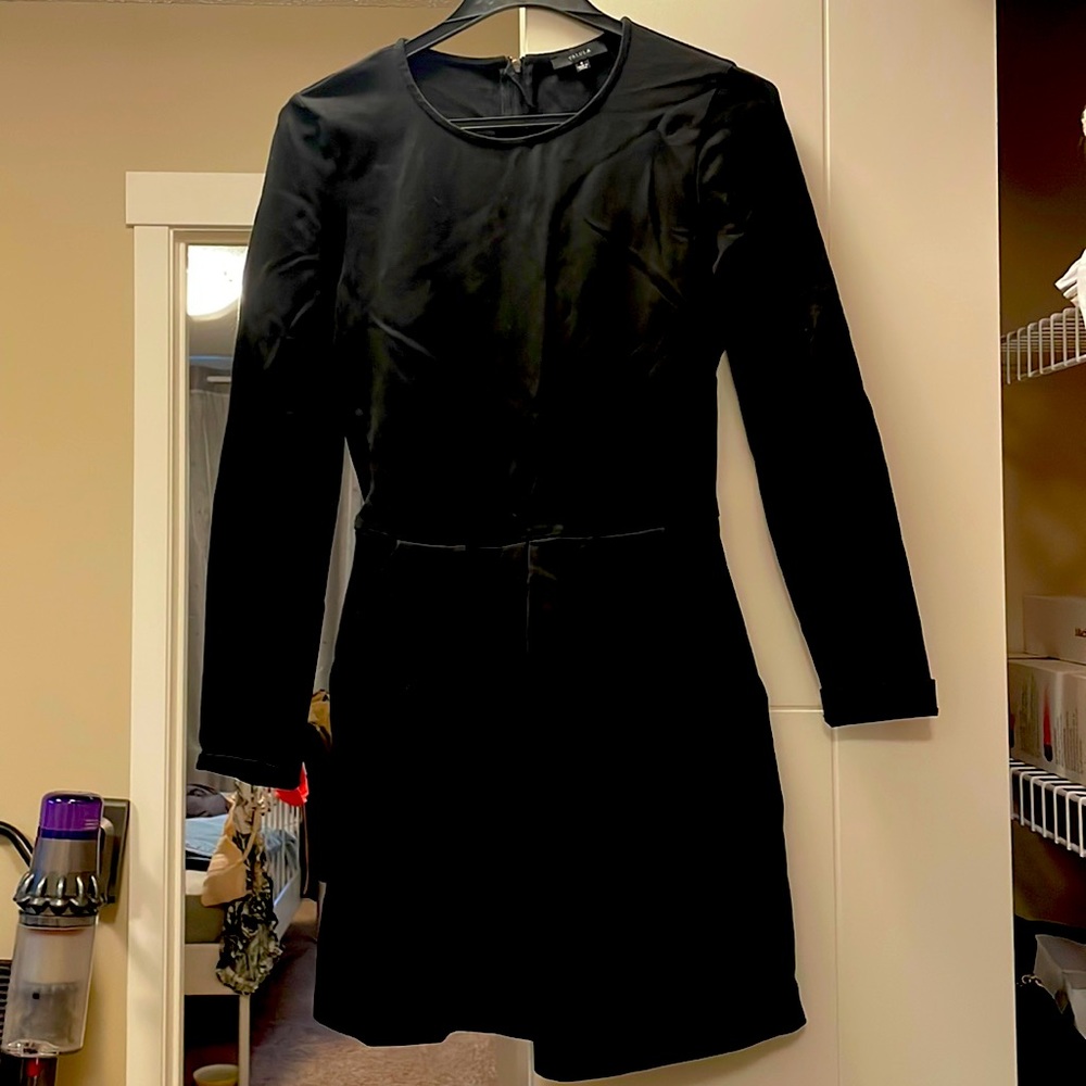 Semi formal black dress，has pockets on both sides